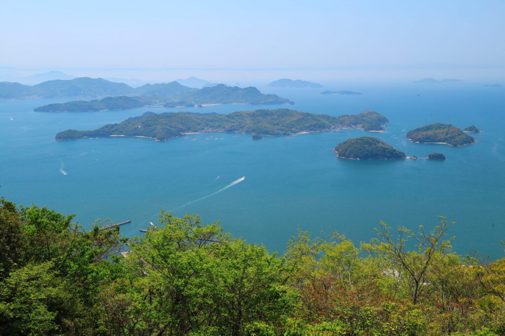 瀬戸内海を望む　笠岡諸島　写真提供：岡山県観光連盟