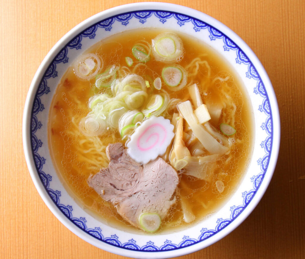 新潟あっさ醤油ラーメン　細縮れ麺と醤油スープ