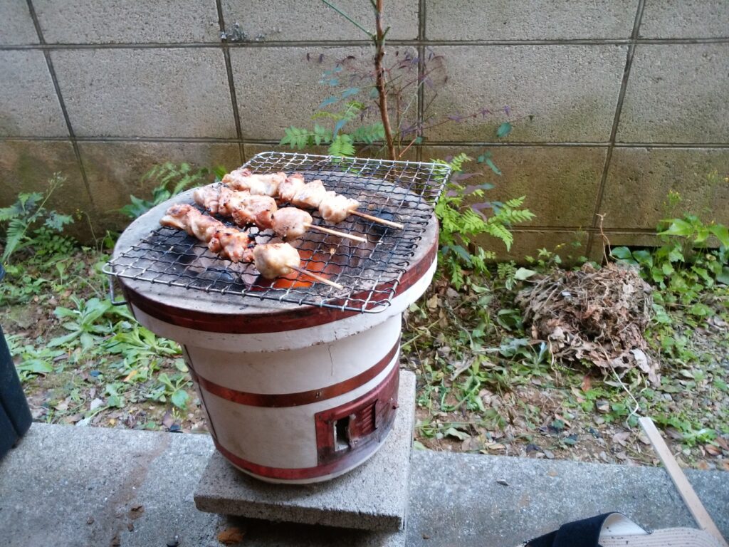 ちょっとしたスペースがあれば、煙に気を付けて焼き鳥も