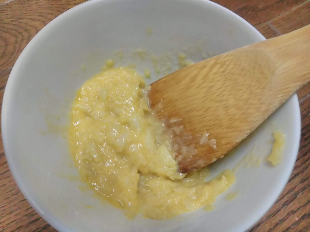 にんにくと卵黄をまぜます。ペースト状にします。
