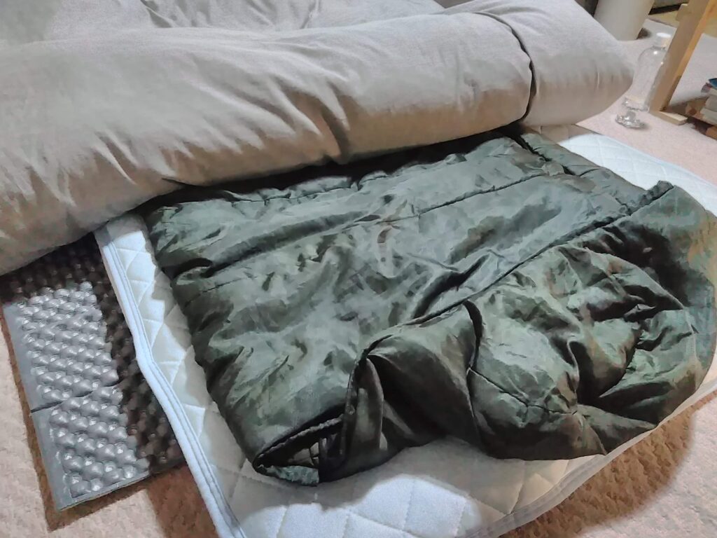 布団に寝袋を挟みます