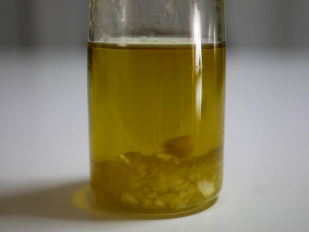 ニンニク油　オリーブ油に浸けて２日目