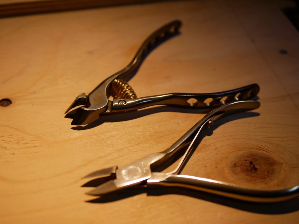 ２つの日本製爪切りを比較　写真上：吉沢製作所「爪美人プレミアム」、下：NELSON TOKYO