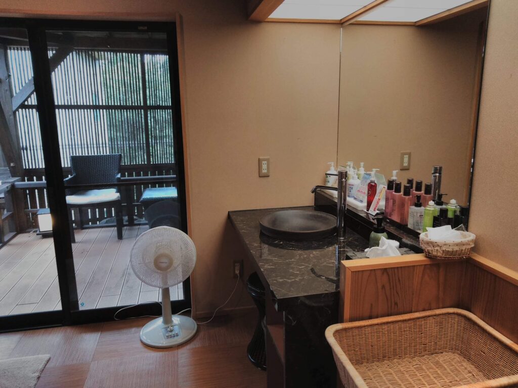 梅川荘の貸切り風呂は、温泉を貸し切ったような錯覚をします。