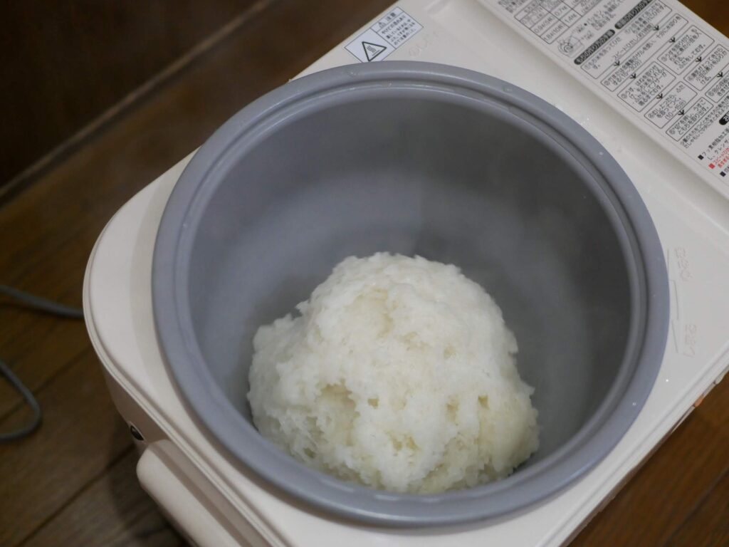 もち米を蒸して自動でお餅にします。